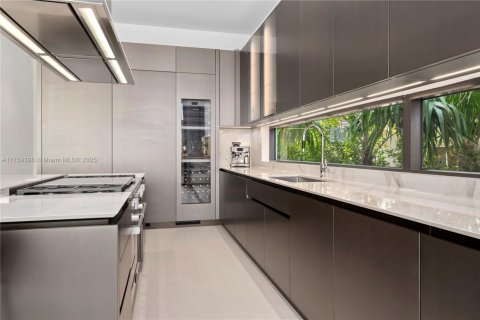 House in Miami Beach, Florida 5 bedrooms, 472.69 sq.m. № 1787261 - photo 18