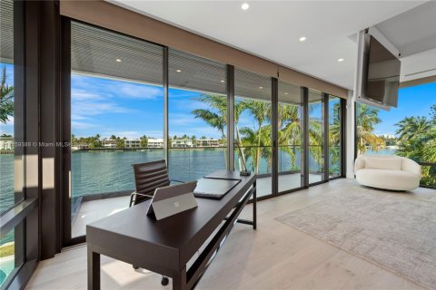 House in Miami Beach, Florida 5 bedrooms, 472.69 sq.m. № 1787261 - photo 29