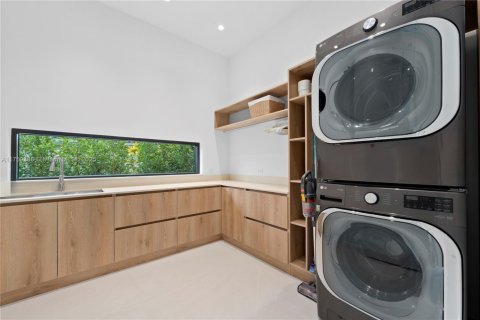 House in Miami Beach, Florida 5 bedrooms, 472.69 sq.m. № 1787261 - photo 25