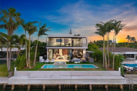 House in Miami Beach, Florida 5 bedrooms, 472.69 sq.m. № 1787261 - photo 1