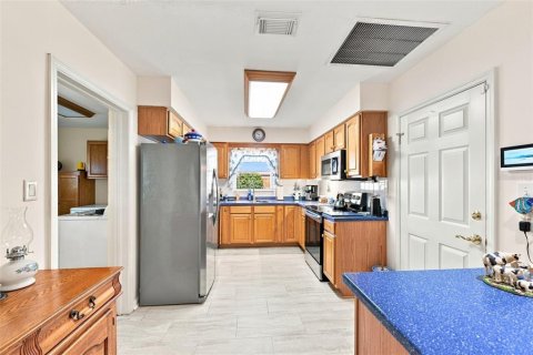 House in Tampa, Florida 3 bedrooms, 108.51 sq.m. № 2306441 - photo 12