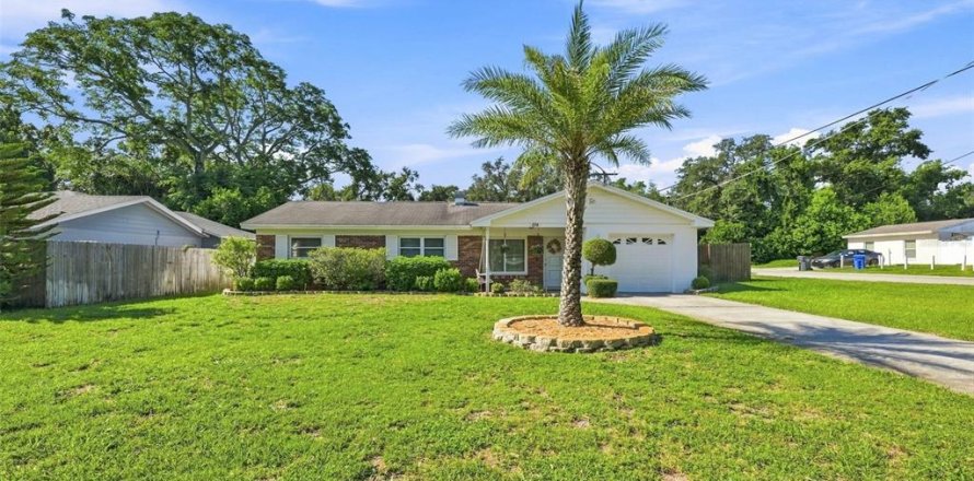 House in Tampa, Florida 3 bedrooms, 108.51 sq.m. № 2306441