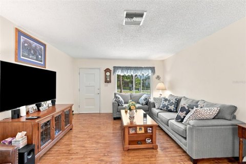 House in Tampa, Florida 3 bedrooms, 108.51 sq.m. № 2306441 - photo 8