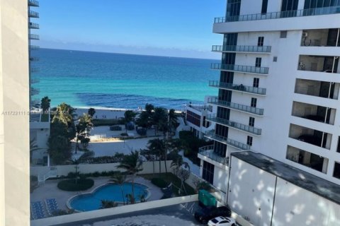 Condo in Hollywood, Florida, 1 bedroom  № 1863833 - photo 2