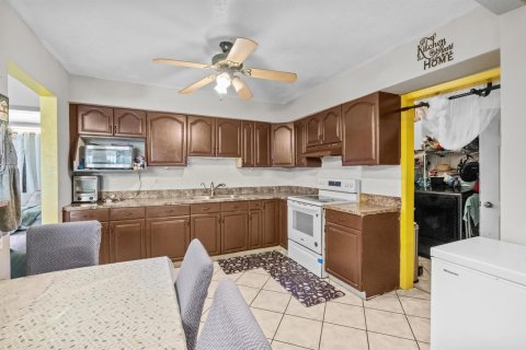House in Pembroke Pines, Florida 4 bedrooms, 163.79 sq.m. № 2191936 - photo 7
