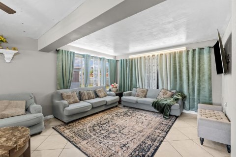 House in Pembroke Pines, Florida 4 bedrooms, 163.79 sq.m. № 2191936 - photo 2