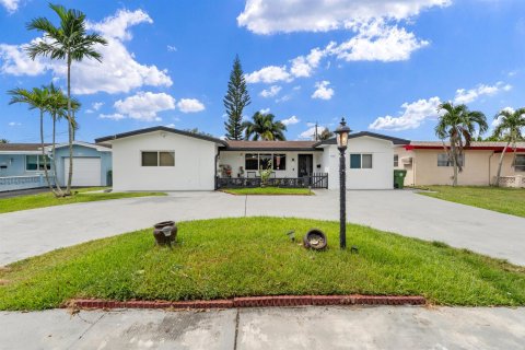 House in Pembroke Pines, Florida 4 bedrooms, 163.79 sq.m. № 2191936