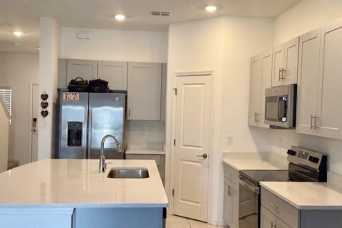 Townhouse in Davenport, Florida 3 bedrooms, 146.23 sq.m. № 2104453 - photo 2