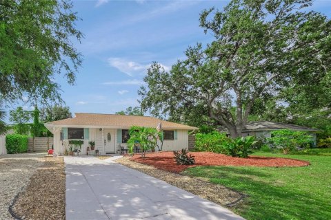 House in Sarasota, Florida 3 bedrooms, 102.19 sq.m. № 1914096 - photo 2
