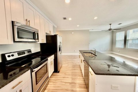 Townhouse in Tampa, Florida 3 bedrooms, 175.4 sq.m. № 1911145 - photo 10