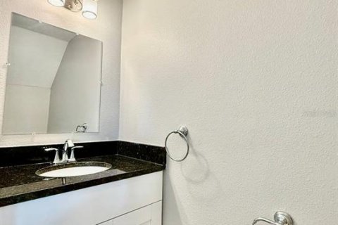 Townhouse in Tampa, Florida 3 bedrooms, 175.4 sq.m. № 1911145 - photo 4