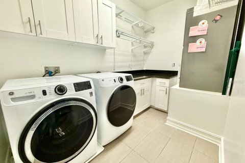 Townhouse in Tampa, Florida 3 bedrooms, 175.4 sq.m. № 1911145 - photo 15