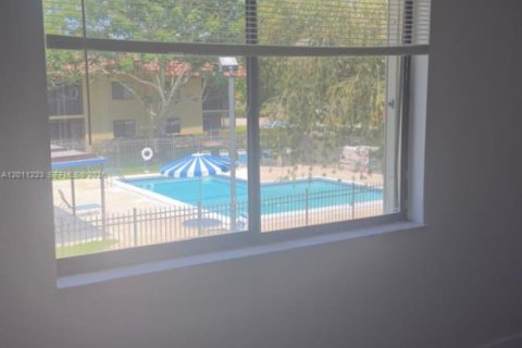 Condo in Weston, Florida, 2 bedrooms № 2075257 - photo 8