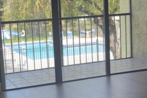 Condo in Weston, Florida, 2 bedrooms № 2075257 - photo 16