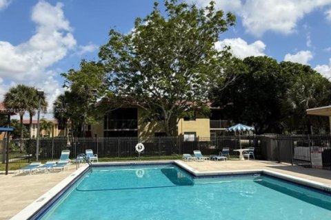 Condo in Weston, Florida, 2 bedrooms № 2075257 - photo 2