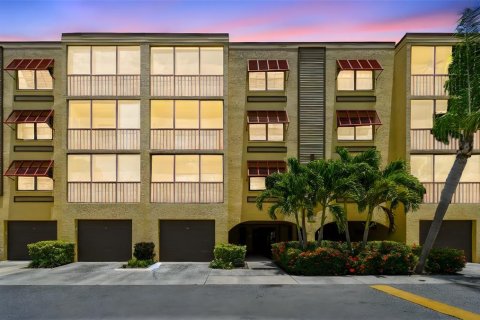 Condominio en alquiler en Saint Petersburg, Florida, 2 dormitorios, 92.9 m2 № 1851140 - foto 1