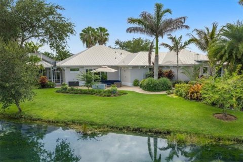House in Vero Beach, Florida 4 bedrooms, 238.02 sq.m. № 2396473 - photo 2