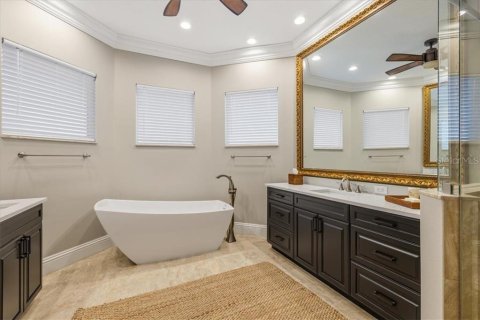 House in Vero Beach, Florida 4 bedrooms, 238.02 sq.m. № 2396473 - photo 18