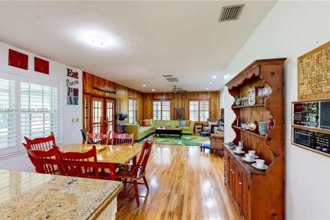 Купить виллу или дом в Хомстед, Флорида 7 спален, 306.02м2, № 1971135 - фото 22