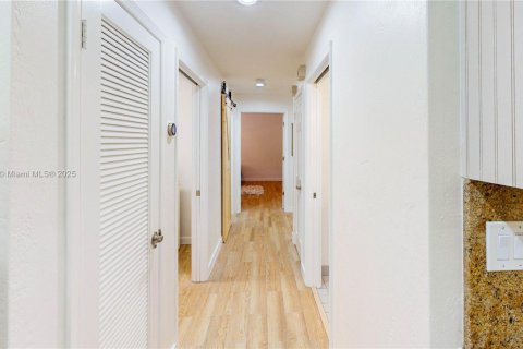 Купить виллу или дом в Хомстед, Флорида 7 спален, 306.02м2, № 1971135 - фото 26