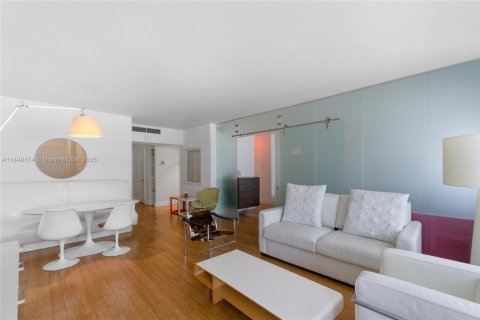 Снять в аренду кондоминиум в Майами-Бич, Флорида 1 спальня, 82.68м2, № 1957956 - фото 1