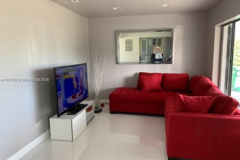 Casa en venta en Miami, Florida, 3 dormitorios, 142.33 m2 № 2001707 - foto 3