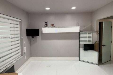 Casa en venta en Miami, Florida, 3 dormitorios, 142.33 m2 № 2001707 - foto 2