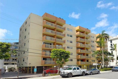 Copropriété à vendre à Miami, Floride: 1 chambre, 67.63 m2 № 1779394 - photo 1