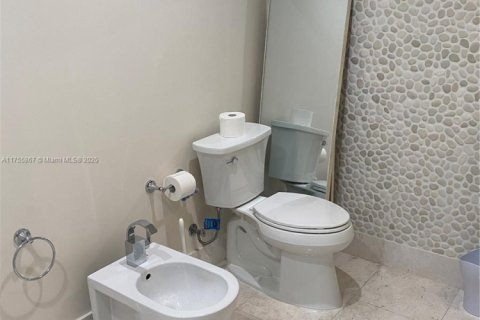 Condo in Sunny Isles Beach, Florida, 1 bedroom  № 1728523 - photo 11