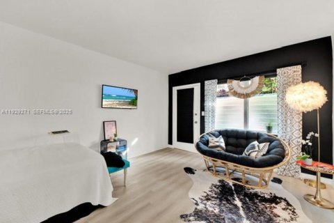 Снять в аренду кондоминиум в Майами-Бич, Флорида 35.3м2, № 1987586 - фото 1