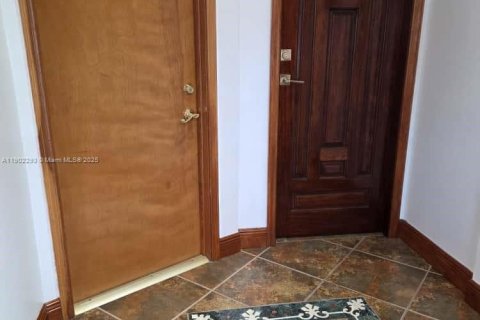 Casa en alquiler en Miami, Florida, 4 dormitorios, 137.31 m2 № 1953830 - foto 6
