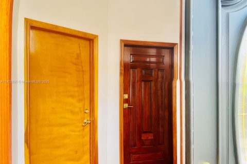 Casa en alquiler en Miami, Florida, 4 dormitorios, 137.31 m2 № 1953830 - foto 5