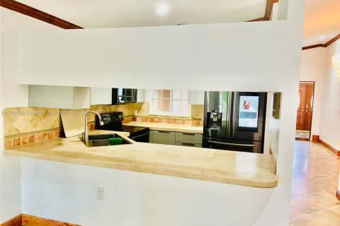 Casa en alquiler en Miami, Florida, 4 dormitorios, 137.31 m2 № 1953830 - foto 9