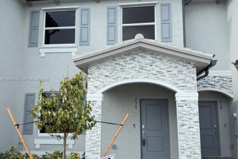 Adosado en alquiler en Florida City, Florida, 3 dormitorios № 1999749 - foto 2