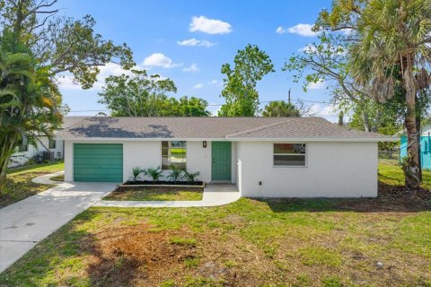 House in Rotonda, Florida 3 bedrooms, 127.09 sq.m. № 2219591