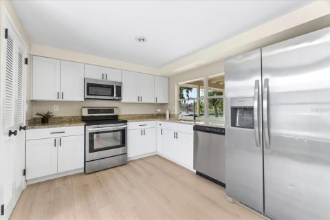 House in Rotonda, Florida 3 bedrooms, 127.09 sq.m. № 2219591 - photo 15