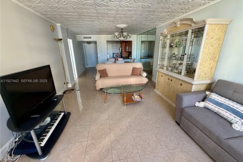 Condo in Hallandale Beach, Florida, 1 bedroom № 1986016 - photo 15