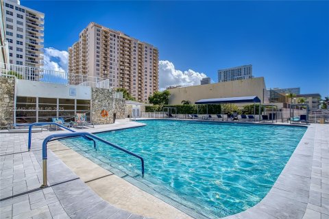 Condo in Hallandale Beach, Florida, 1 bedroom № 1986016 - photo 4