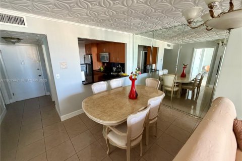 Condo in Hallandale Beach, Florida, 1 bedroom № 1986016 - photo 17