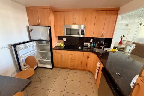 Condo in Hallandale Beach, Florida, 1 bedroom № 1986016 - photo 14