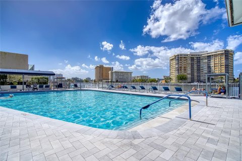 Condo in Hallandale Beach, Florida, 1 bedroom № 1986016 - photo 5