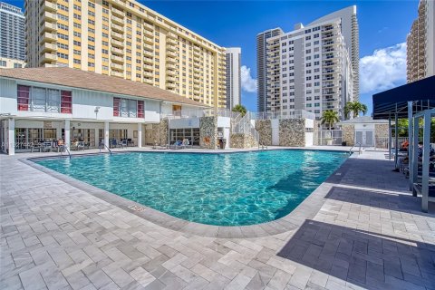 Condo in Hallandale Beach, Florida, 1 bedroom № 1986016 - photo 3