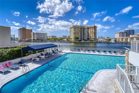 Condo in Hallandale Beach, Florida, 1 bedroom № 1986016 - photo 6