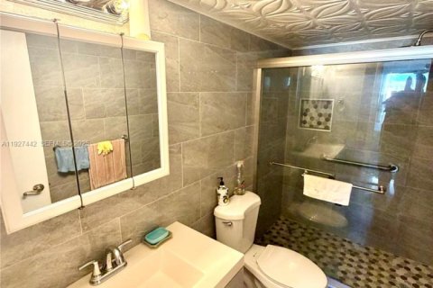 Condo in Hallandale Beach, Florida, 1 bedroom № 1986016 - photo 19