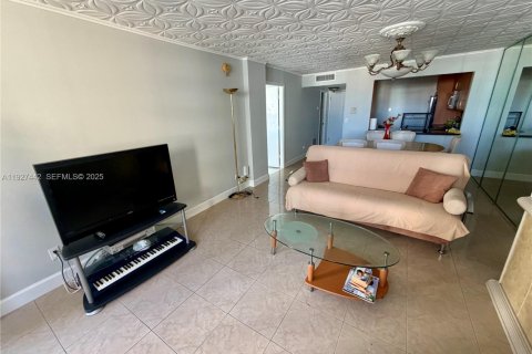 Condo in Hallandale Beach, Florida, 1 bedroom № 1986016 - photo 16