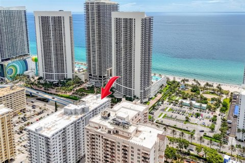 Condo in Hallandale Beach, Florida, 1 bedroom № 1986016 - photo 9