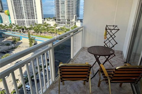 Condo in Hallandale Beach, Florida, 1 bedroom № 1986016 - photo 13