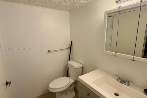 Condo in Hallandale Beach, Florida, 1 bedroom № 1986016 - photo 20