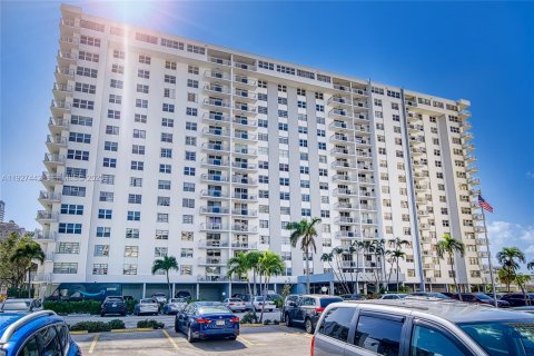 Condo in Hallandale Beach, Florida, 1 bedroom № 1986016 - photo 8