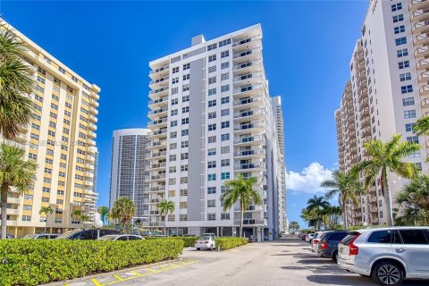 Condo in Hallandale Beach, Florida, 1 bedroom № 1986016 - photo 7